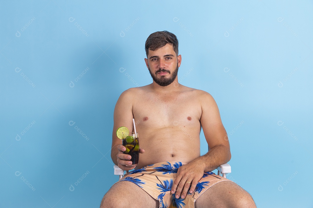 Homem jovem curtindo suas férias no verão