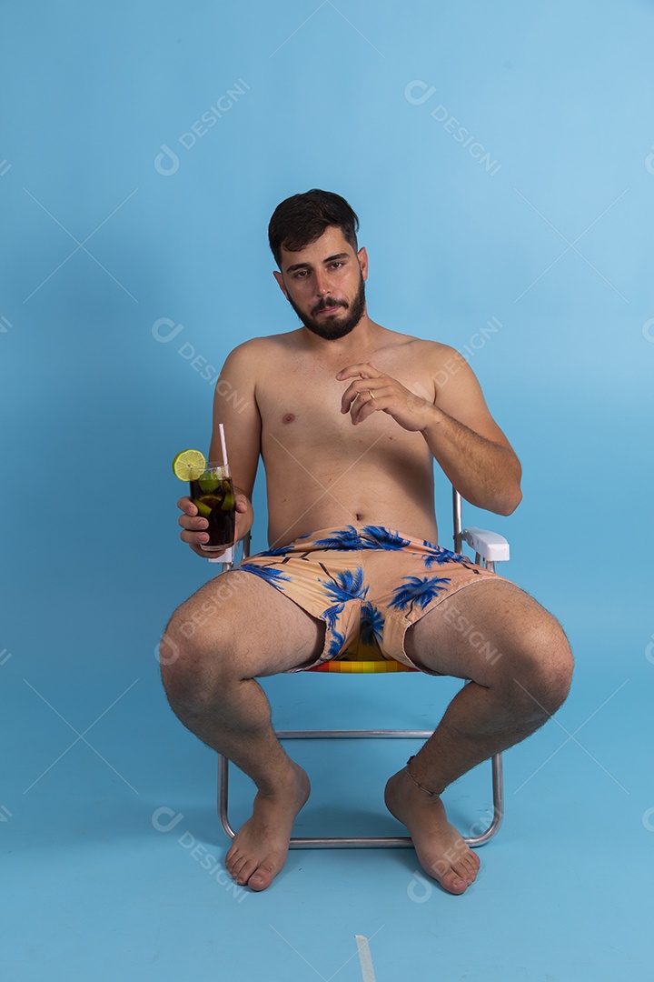 Homem jovem curtindo suas férias no verão