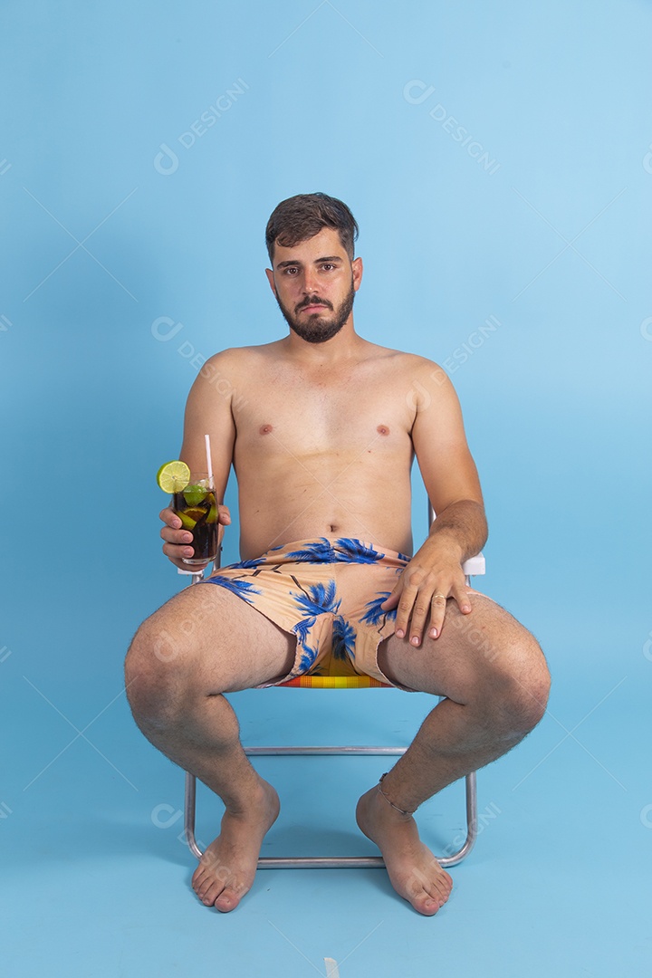 Homem jovem curtindo suas férias no verão