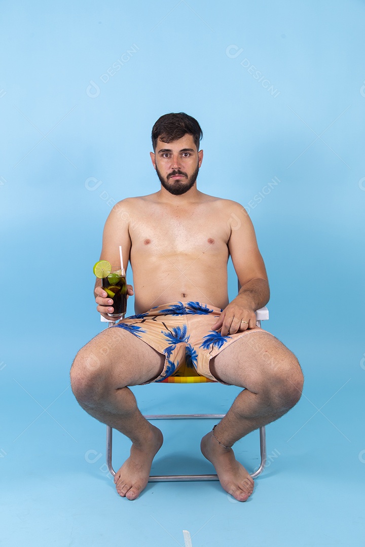 Homem jovem curtindo suas férias no verão