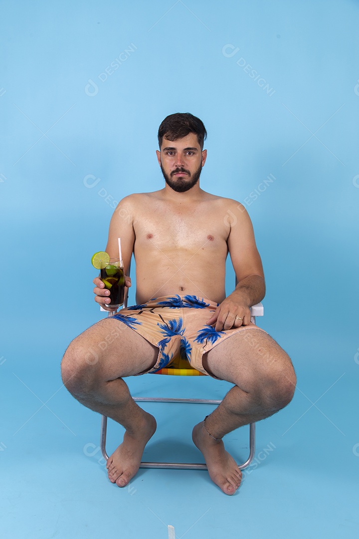 Homem jovem curtindo suas férias no verão