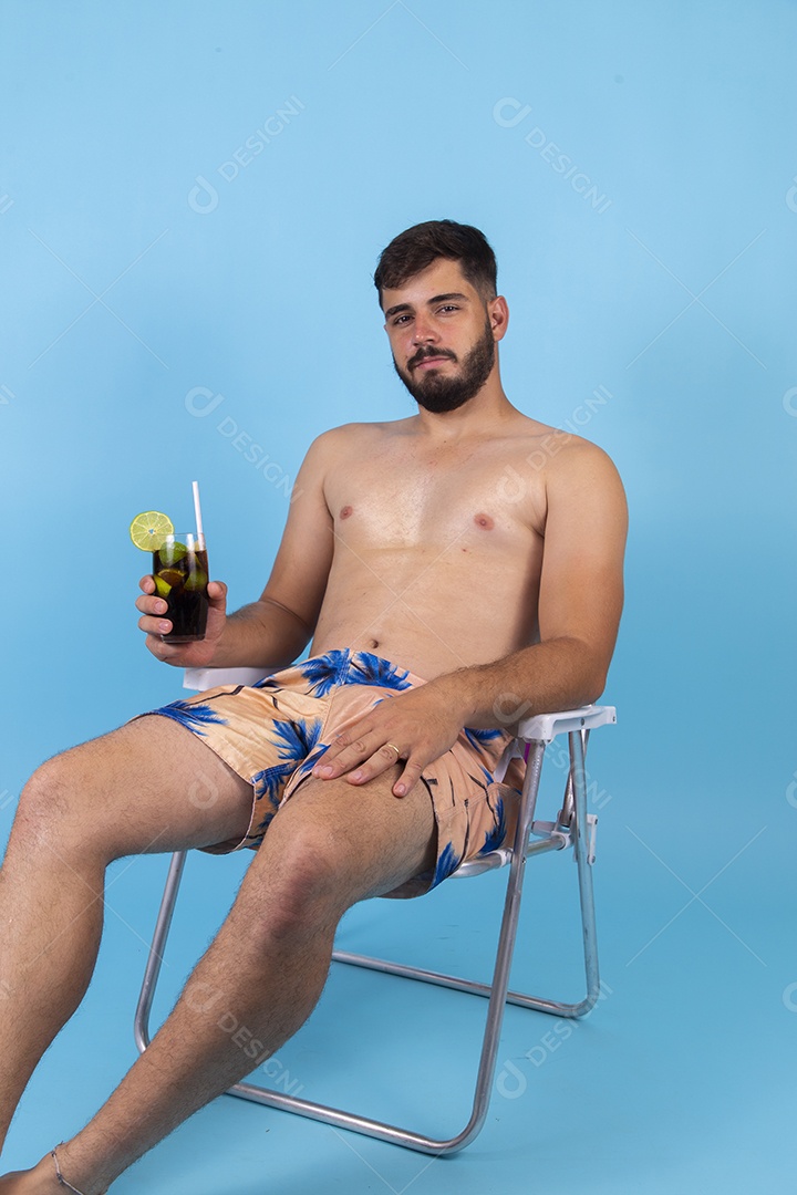 Homem jovem curtindo suas férias no verão