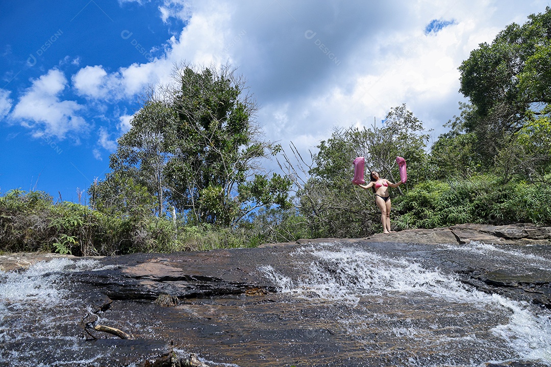 Linda mulher jovem sobre cachoeira