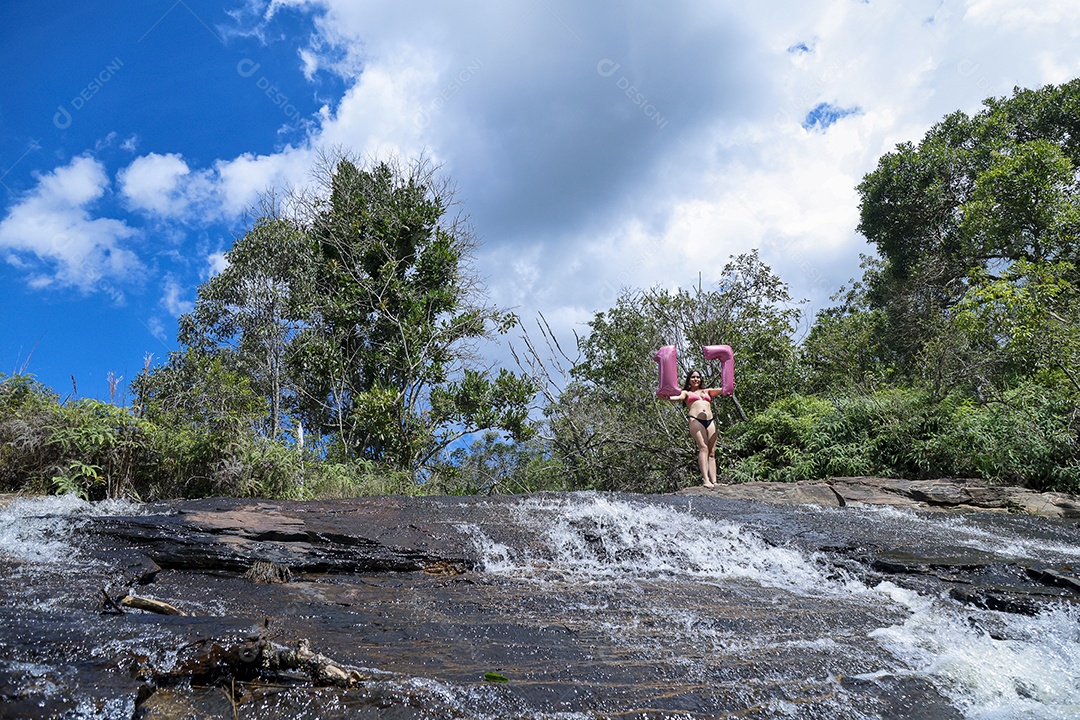 Linda mulher jovem sobre cachoeira
