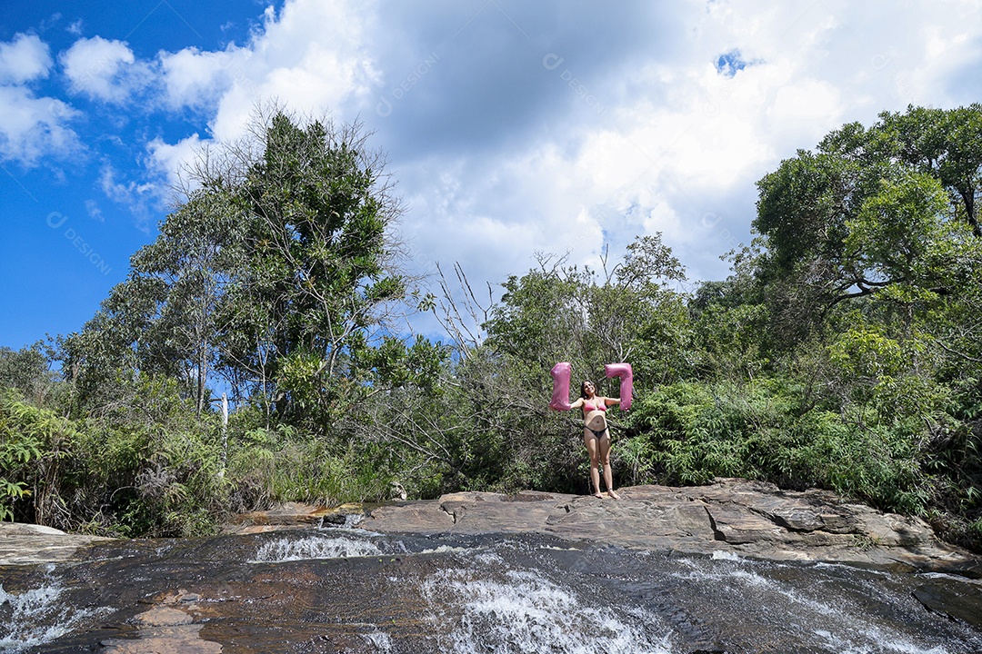 Linda mulher jovem sobre cachoeira