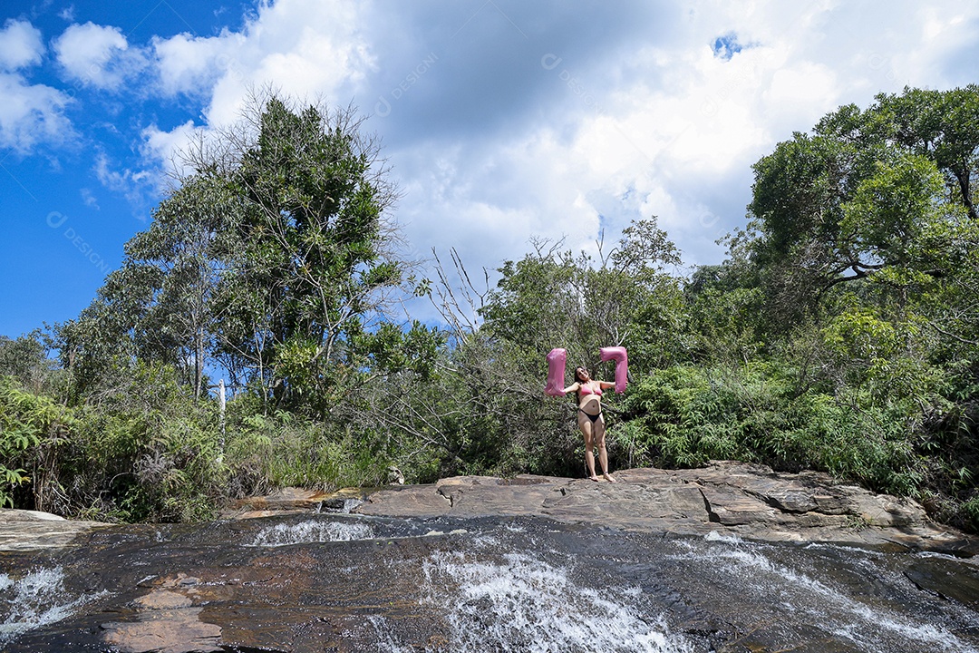 Linda mulher jovem sobre cachoeira