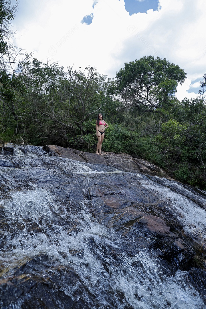 Linda mulher jovem sobre cachoeira