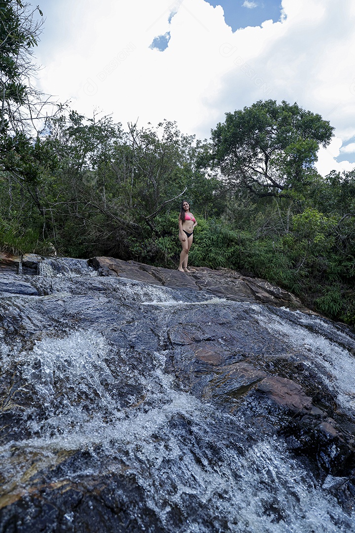 Linda mulher jovem sobre cachoeira