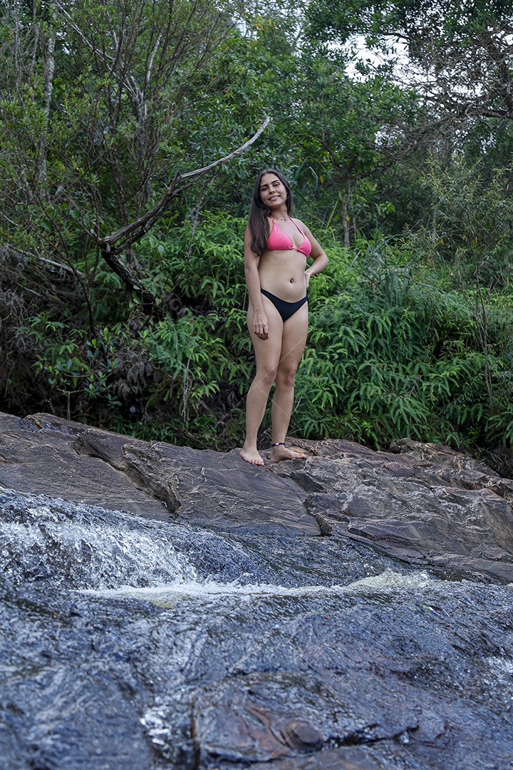 Linda mulher jovem sobre cachoeira
