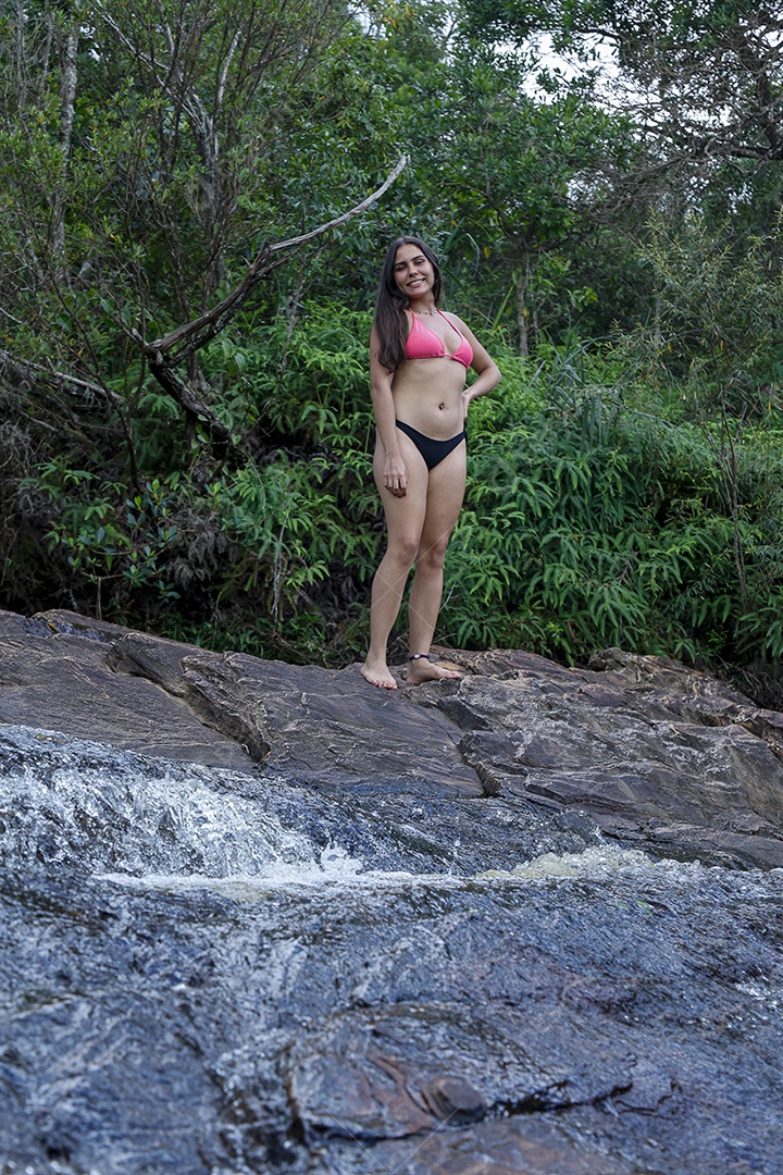 Linda mulher jovem sobre cachoeira