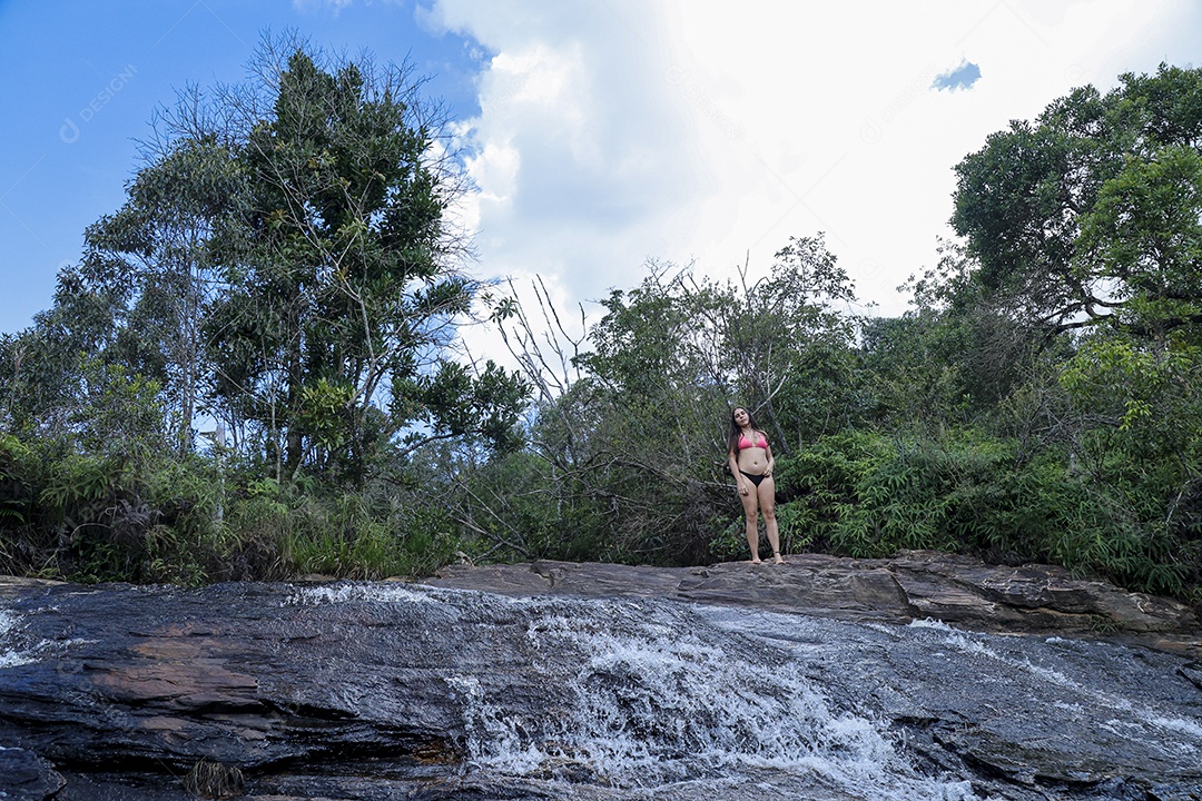 Linda mulher jovem sobre cachoeira