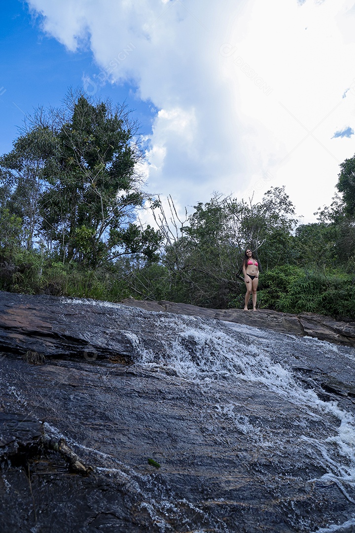 Linda mulher jovem sobre cachoeira