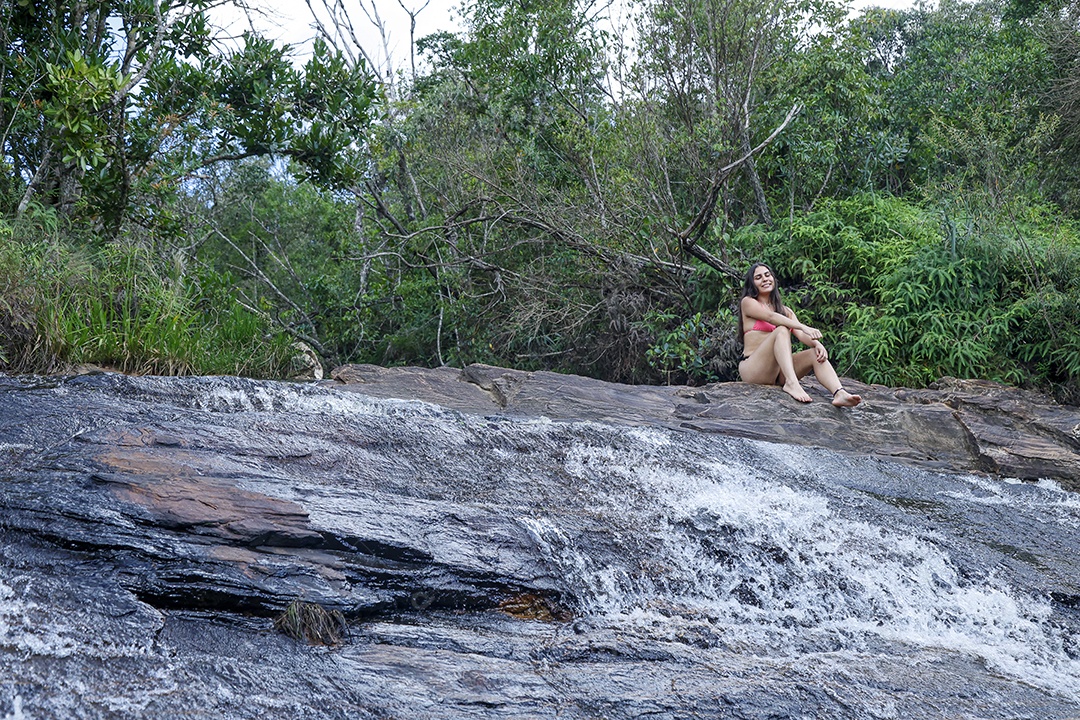 Linda mulher jovem sobre cachoeira