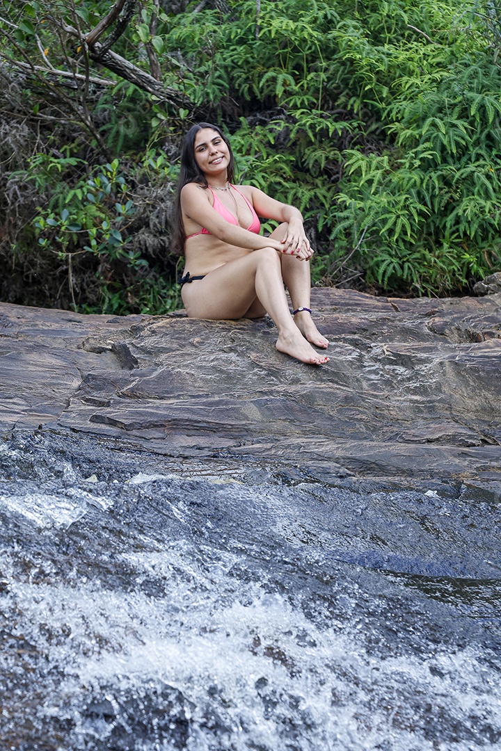 Linda mulher jovem sobre cachoeira