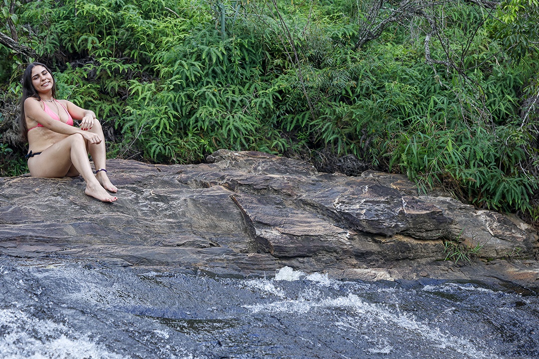 Linda mulher jovem sobre cachoeira