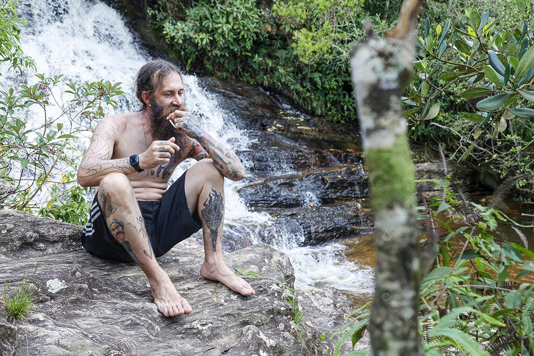 Homem jovem sobre campo verde com seu animal de estimação águia