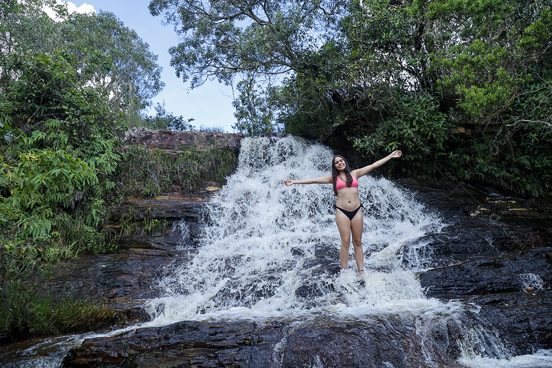 Linda mulher jovem fazendo aniversario completando 17 anos sobre cachoeira