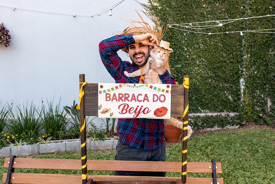 Homem com seu gato na festa junina brasileira