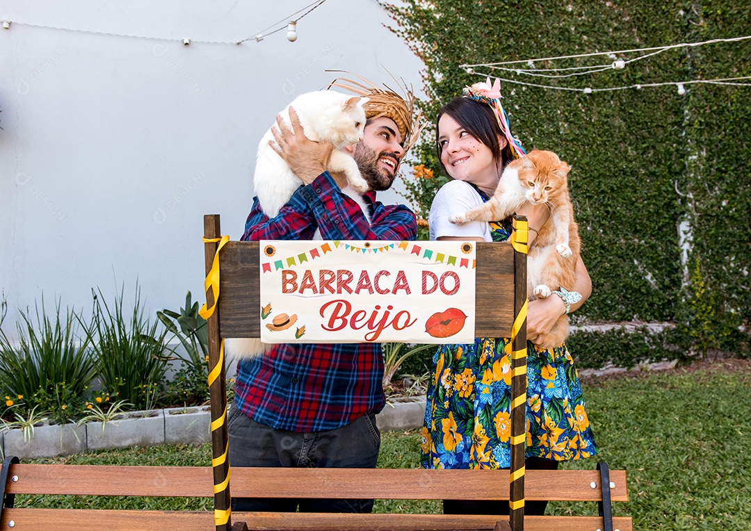 Jovem casal com seus gatos na festa junina brasileira