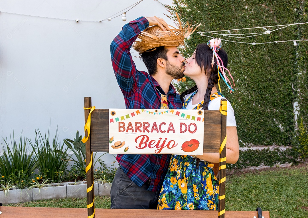 Casal se beijando em festa junina brasileira