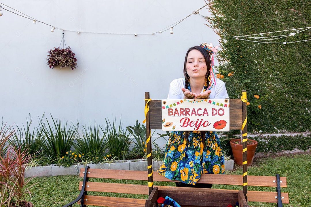 Menina mandando beijo em festa junina brasileira