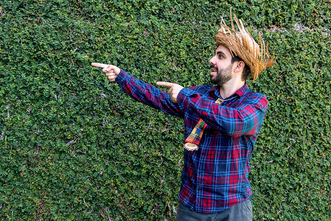 Homem apontando para festa junina brasileira