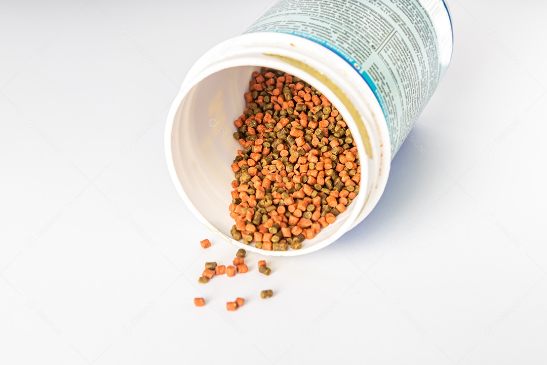 Alimento em pequenos grânulos para peixes marinhos ornamentais