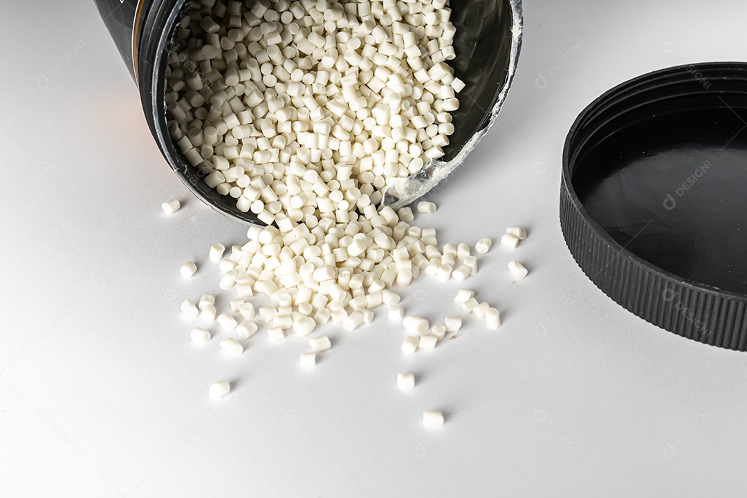 Material à base de polímero com fonte de carbono diluível para reduzir nitratos e fosfatos em aquários marinhos.