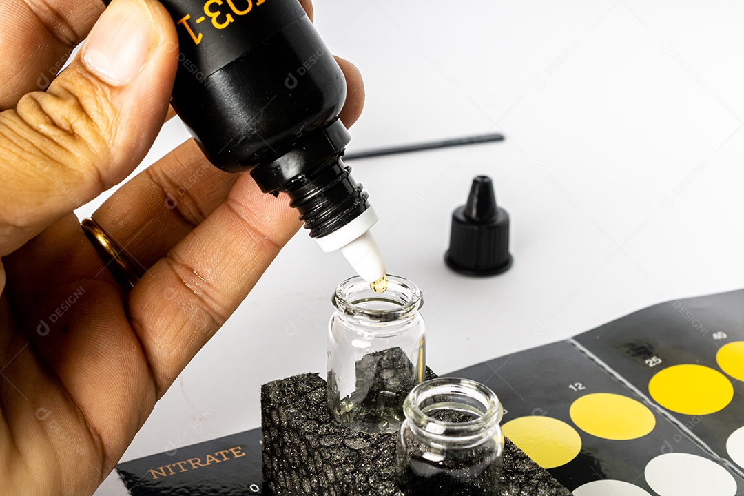 Teste de nitrato colorimétrico usado para medir o nível de nitrato na água do aquário marinho.