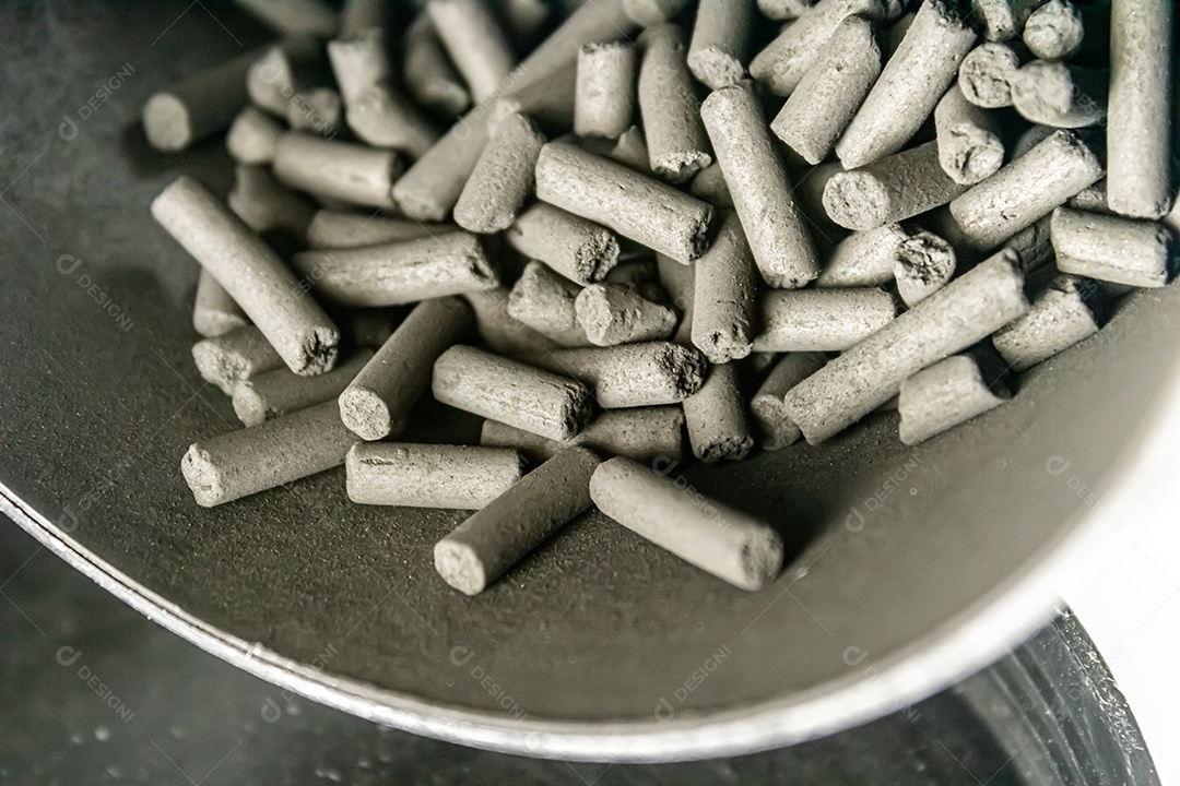 Meios de carvão ativado extrudado para serem usados ​​em aquários marinhos com a finalidade de limpeza da água.