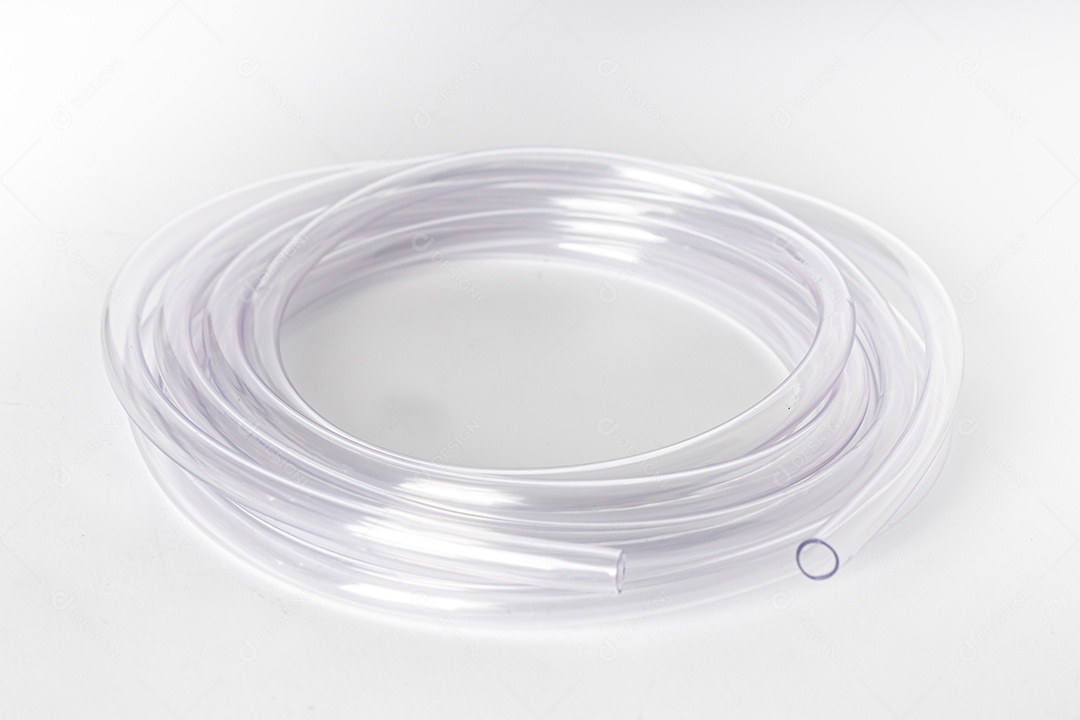 Pequena mangueira transparente usada em aquários marinhos para bombear ar comprimido para o aquário.