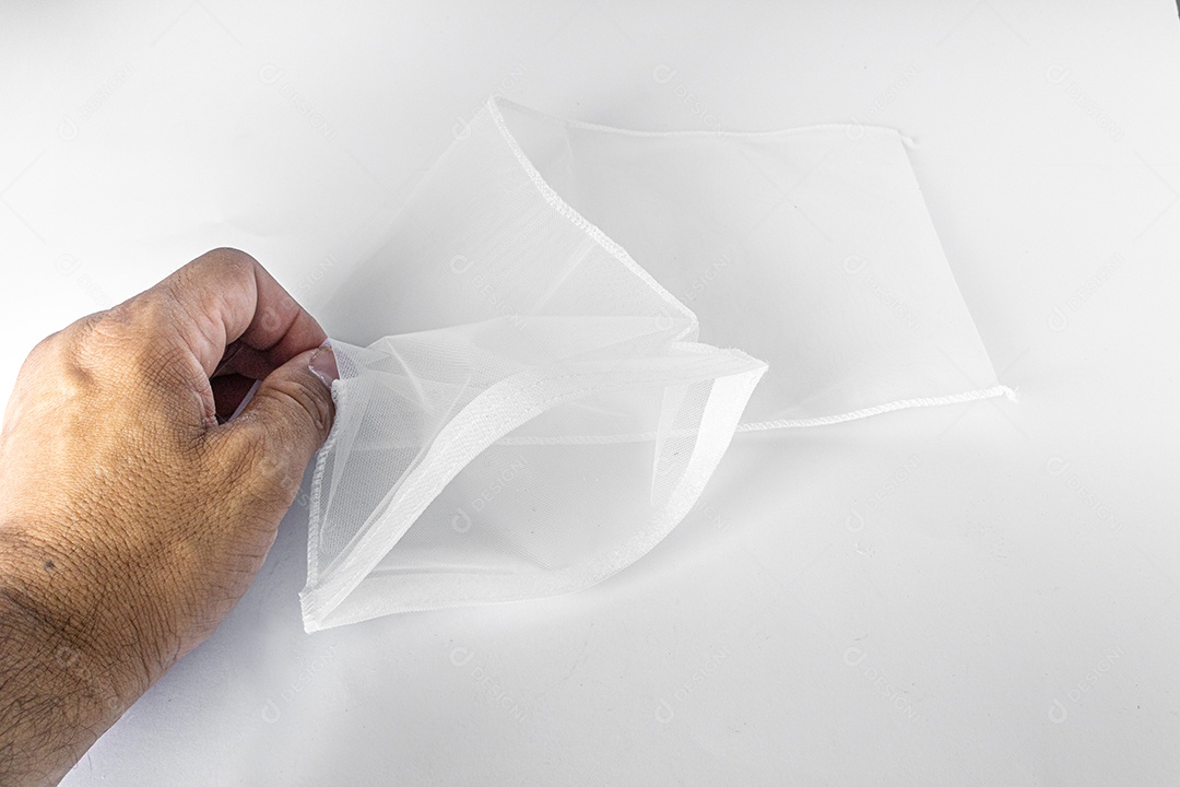 Bolsa com tela porosa para alojar mídia de carvão ativado dentro do aquário marinho.