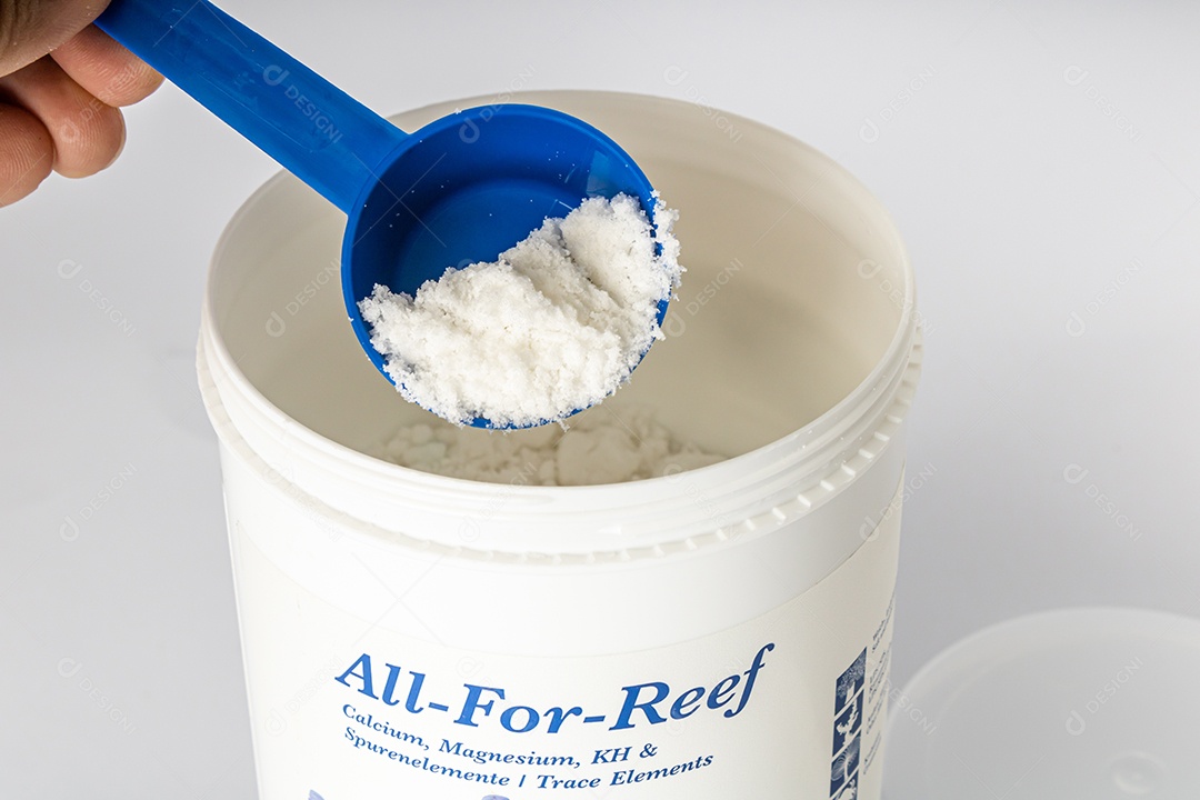 Produto All for reef para substituir os elementos básicos na água do aquário marinho.