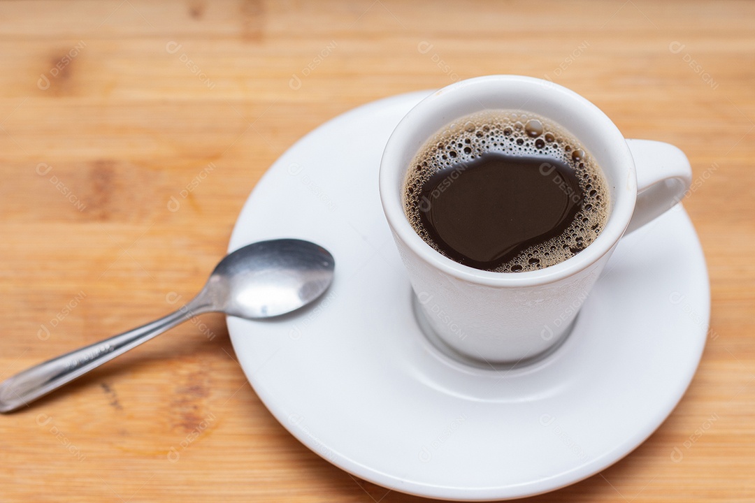 Xícara de café com tigela cheia de torradas