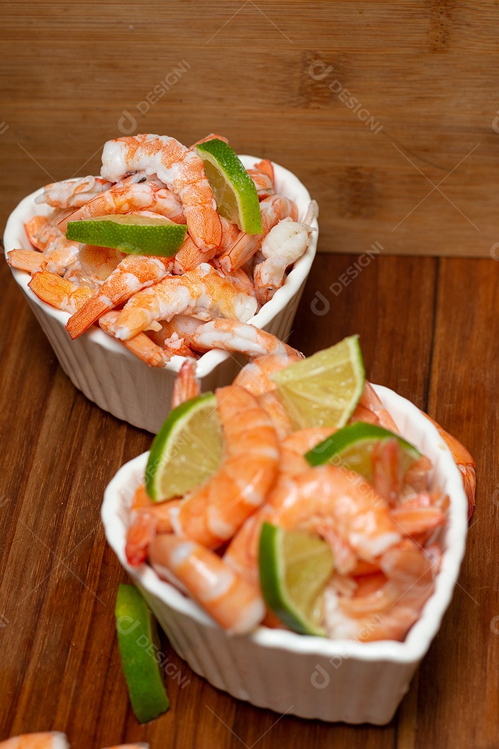 Duas tigelas cheias de deliciosos camarões