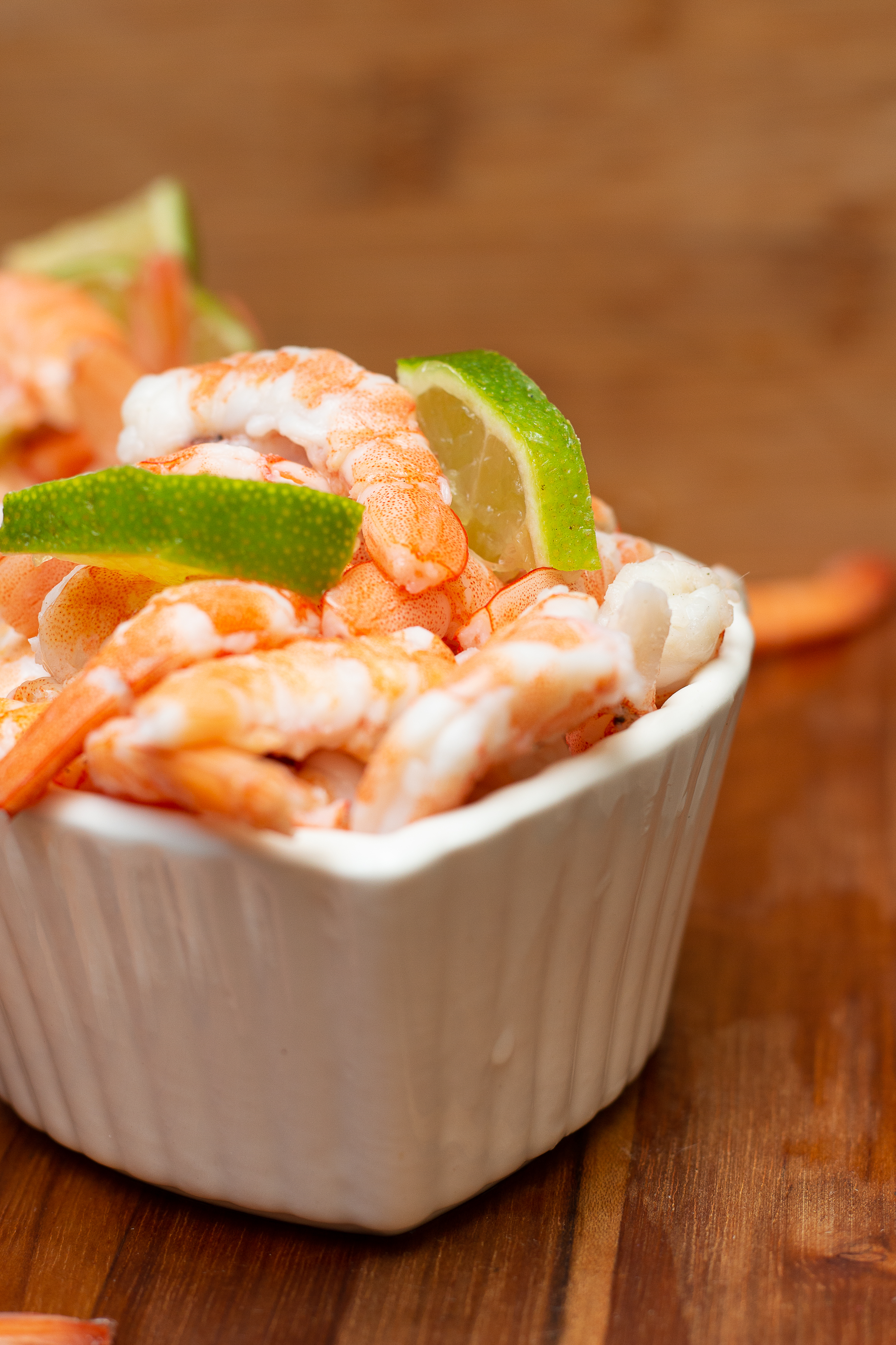 Duas tigelas cheias de deliciosos camarões