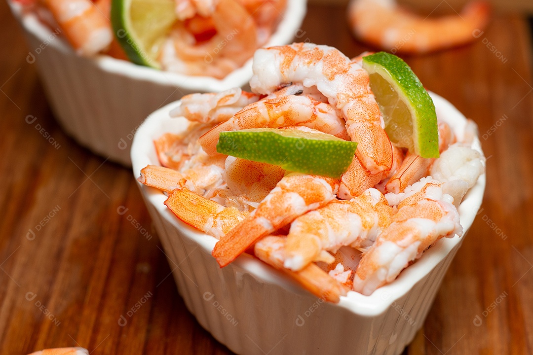 Duas tigelas cheias de deliciosos camarões