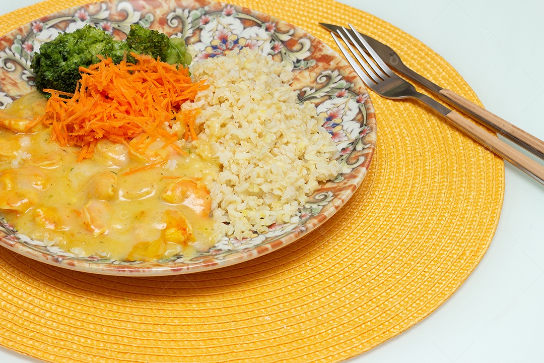 Delicioso creme de mandioca com camarão, arroz, brócolis e cenoura ralada