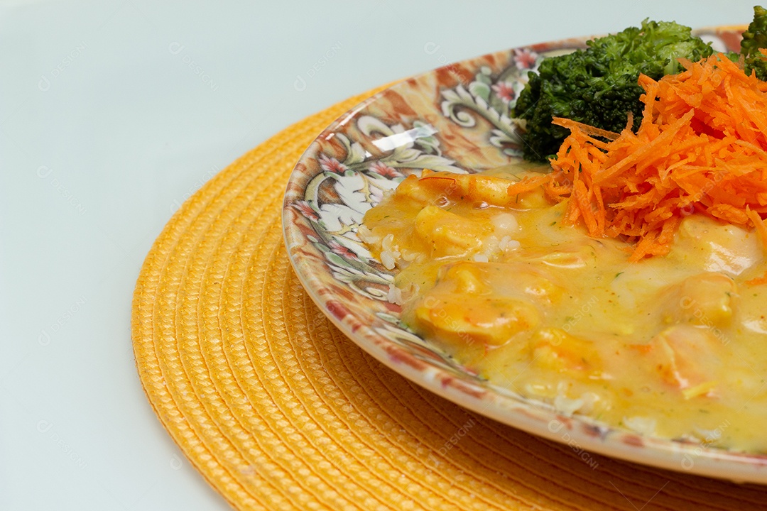 Delicioso creme de mandioca com camarão, arroz, brócolis e cenoura ralada