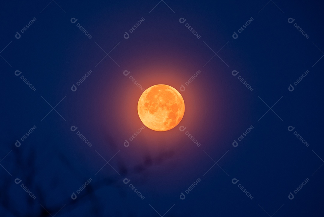 Linda lua céu escurecendo