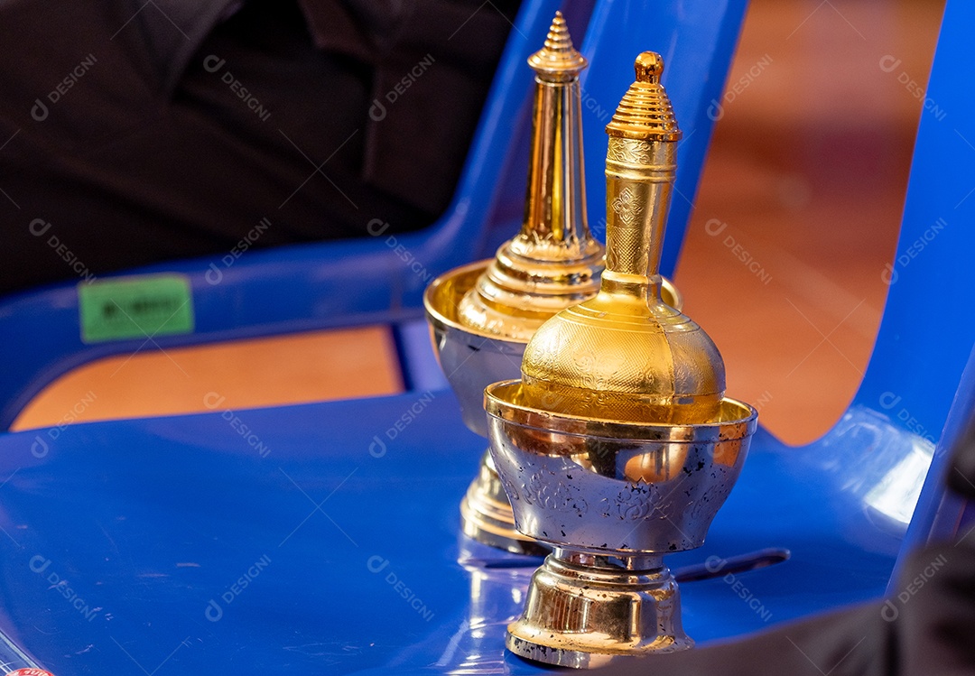 Uma coleção de garrafas de água benta budistas