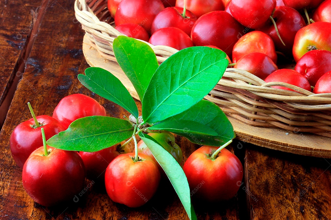 Acerola cereja baga fresca na cesta na mesa de madeira rústica.