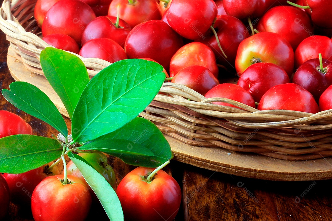 Acerola cereja baga fresca na cesta na mesa de madeira rústica.