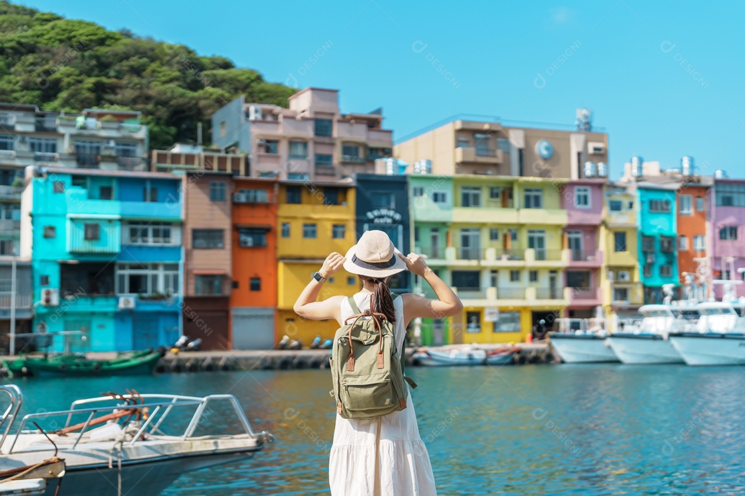 Viajante de mulher visitando Taiwan, turista com mochila e chapéu