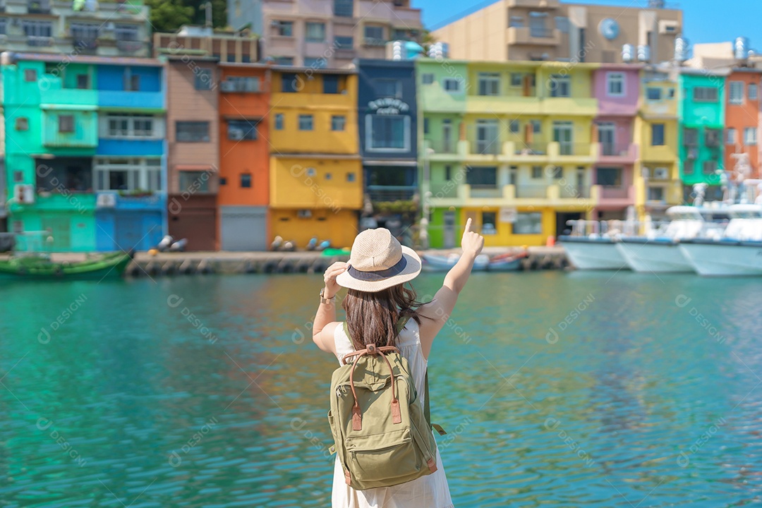 Mulher viajante visitando Taiwan, turista com mochila e chapéu