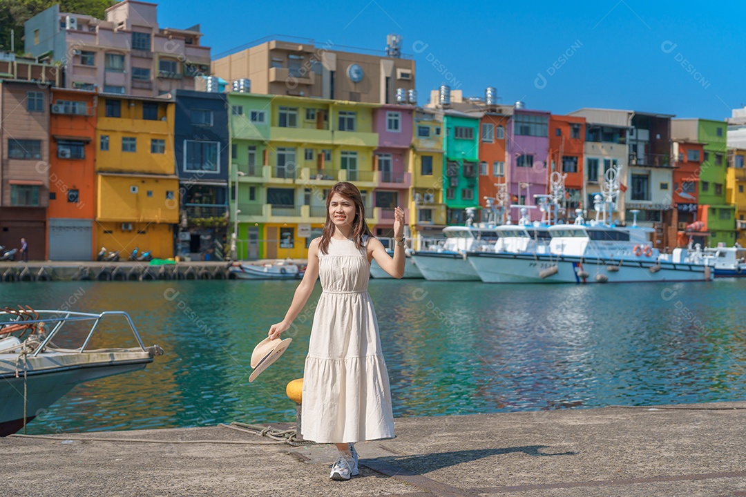 Mulher viajante visitando Taiwan, turista com mochila e chapéu