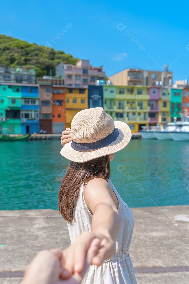 Mulher viajante visitando Taiwan, turista com mochila e chapéu