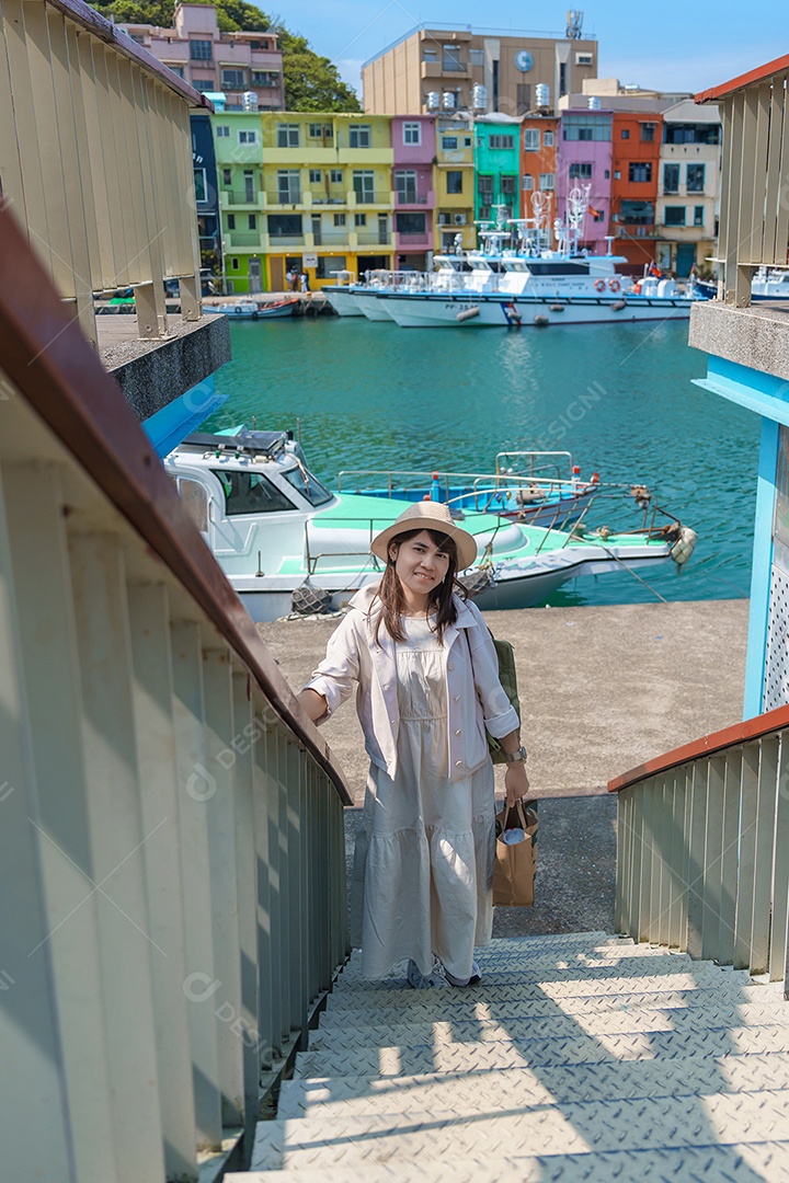 Mulher viajante visitando Taiwan, turista com passeios de chapéu