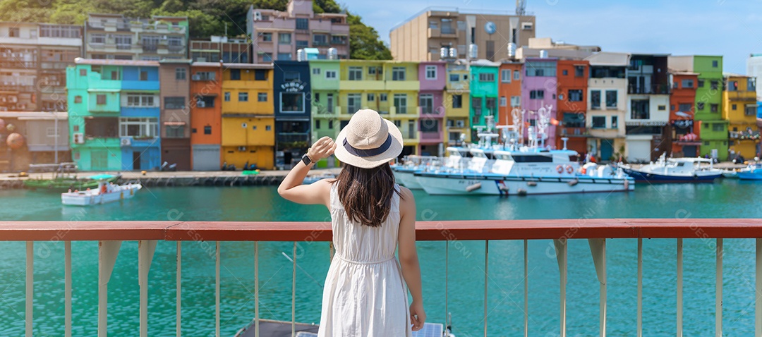 Mulher viajante visitando Taiwan, turista com passeios de chapéu