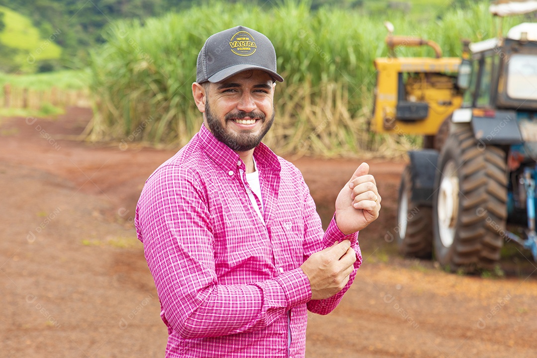 Agricultor sobre fazenda